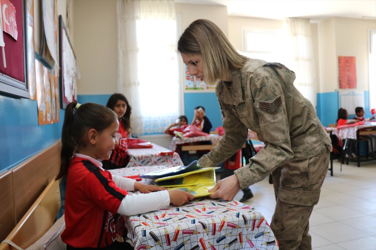 Kadın Jandarmalar Çocukların Gönlüne Dokunuyor