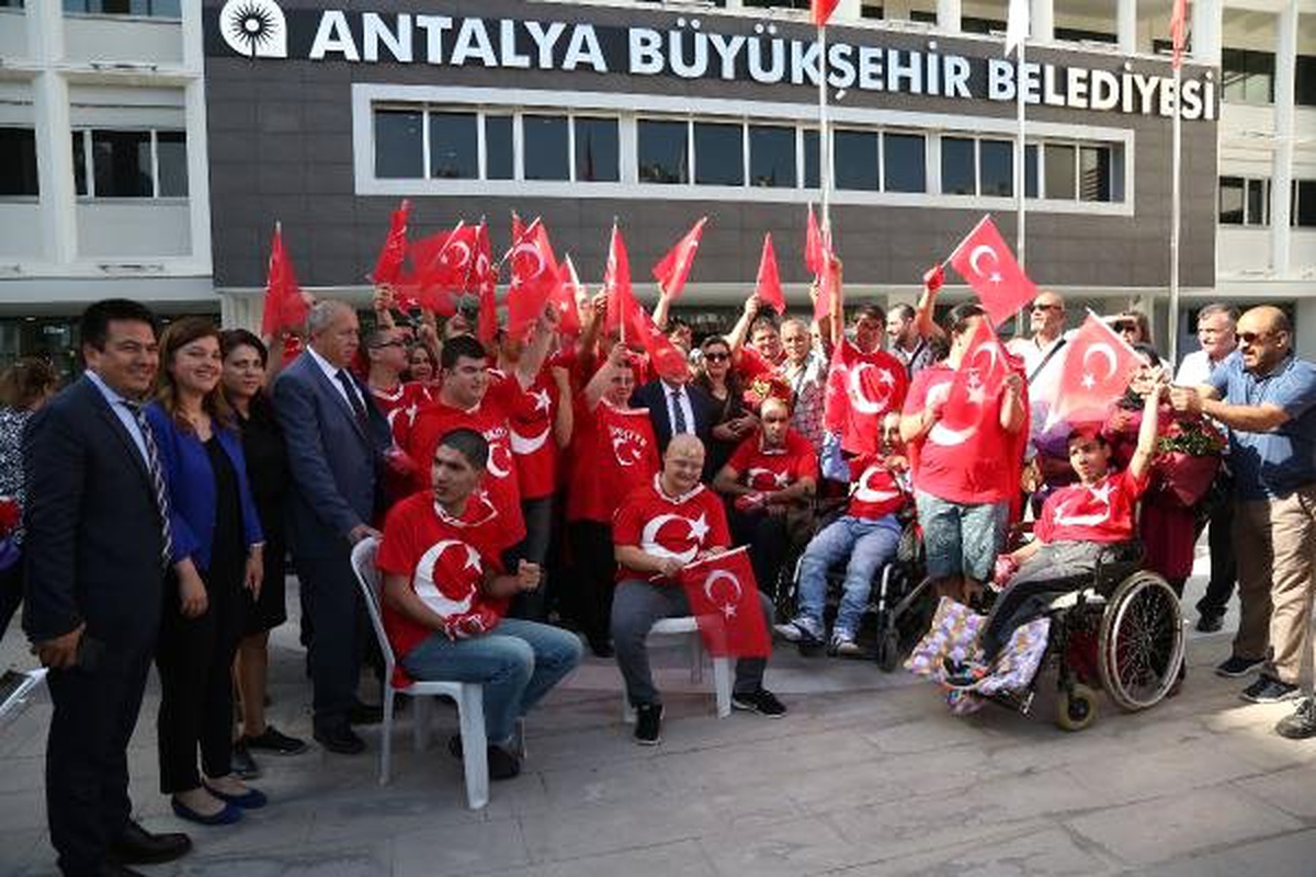 Kınalı Kuzular\' Davul Zurnayla Temsili Askerlik İçin Uğurlandı