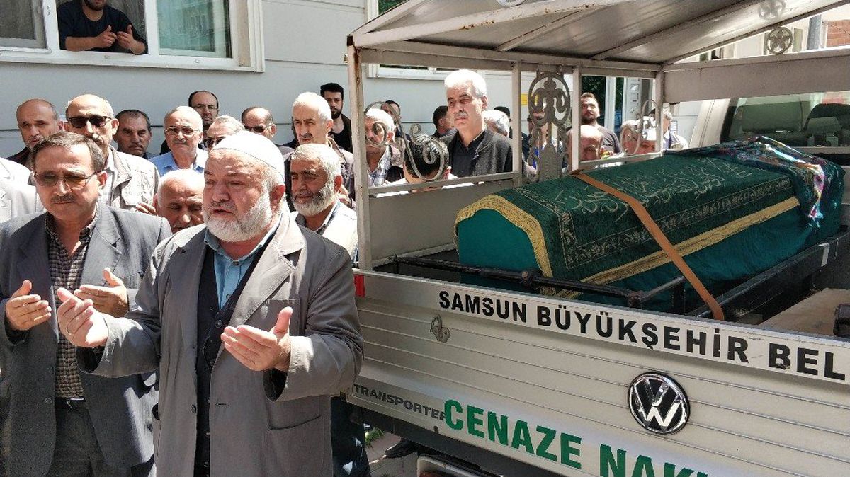 Kocası Tarafından Öldürülen Genç Kadın İçin Evinin Önünde Helallik Alındı