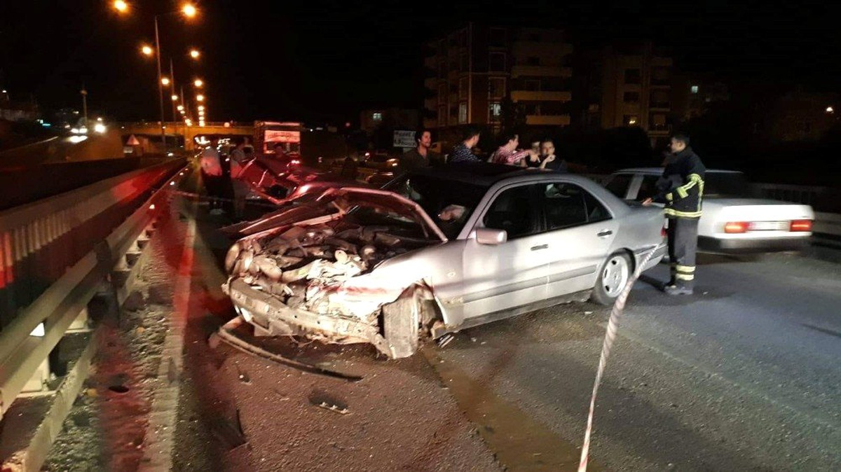 Kontrolden Çıkan Otomobil Bariyerlere Çarptı