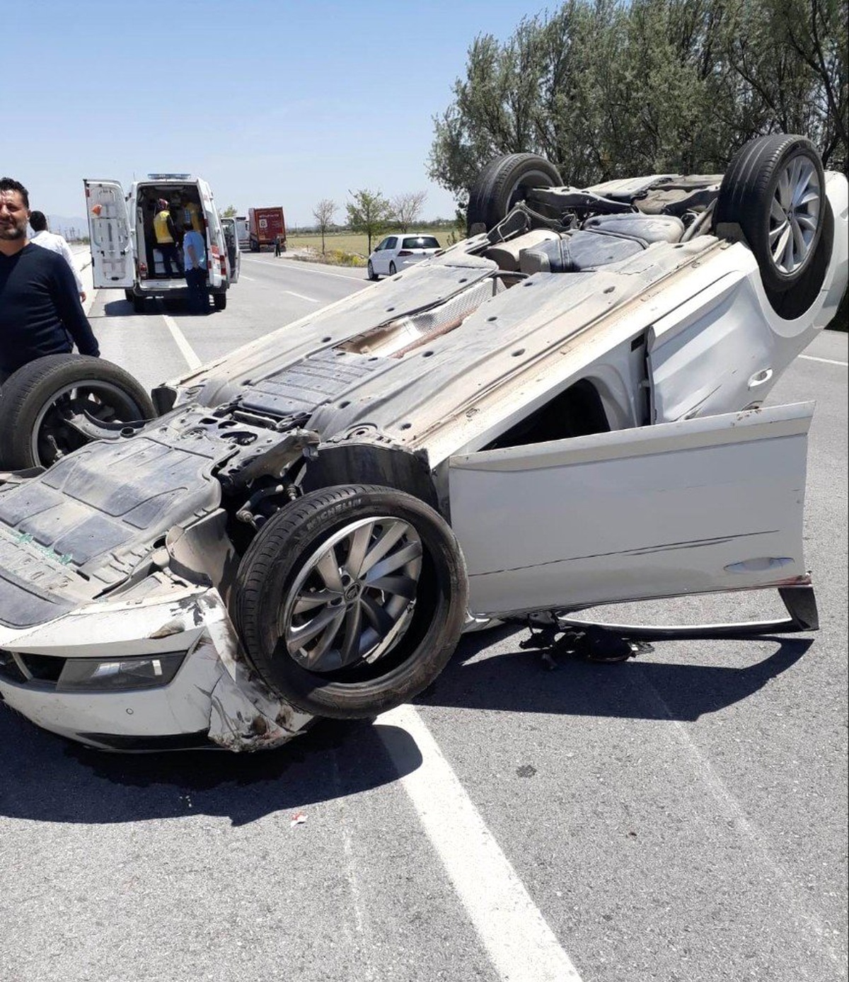 Konya\'da Tıra Çarpan Otomobil Takla Attı: 3 Yaralı