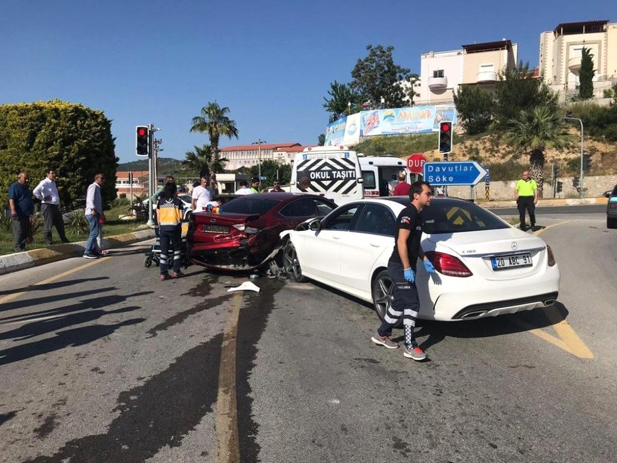 Kuşadası\'nda Trafik Kazası: 1 Yaralı