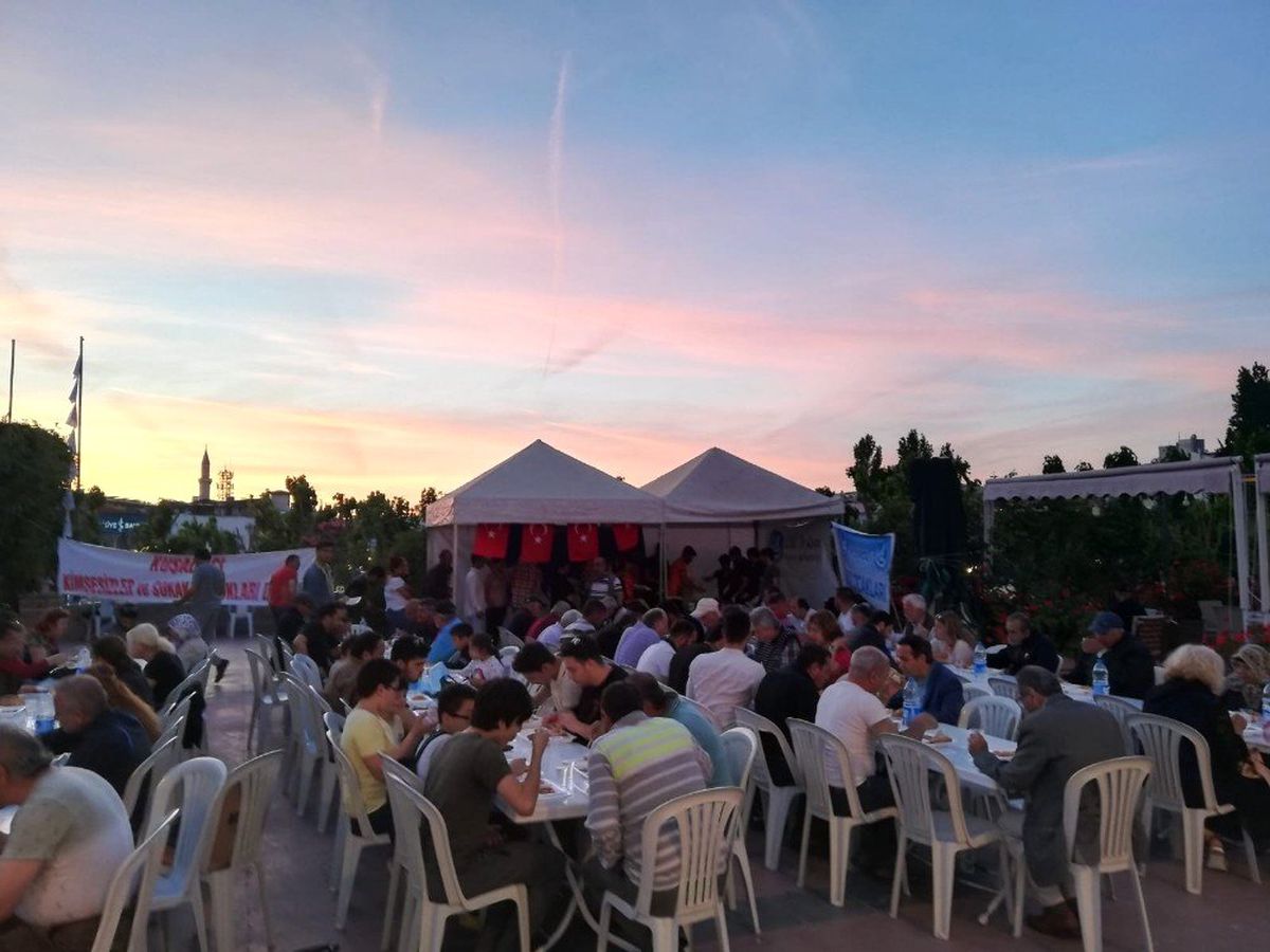 Kuşadası\'nda Ülkü Ocakları\'ndan Her Gece İftar Yemeği