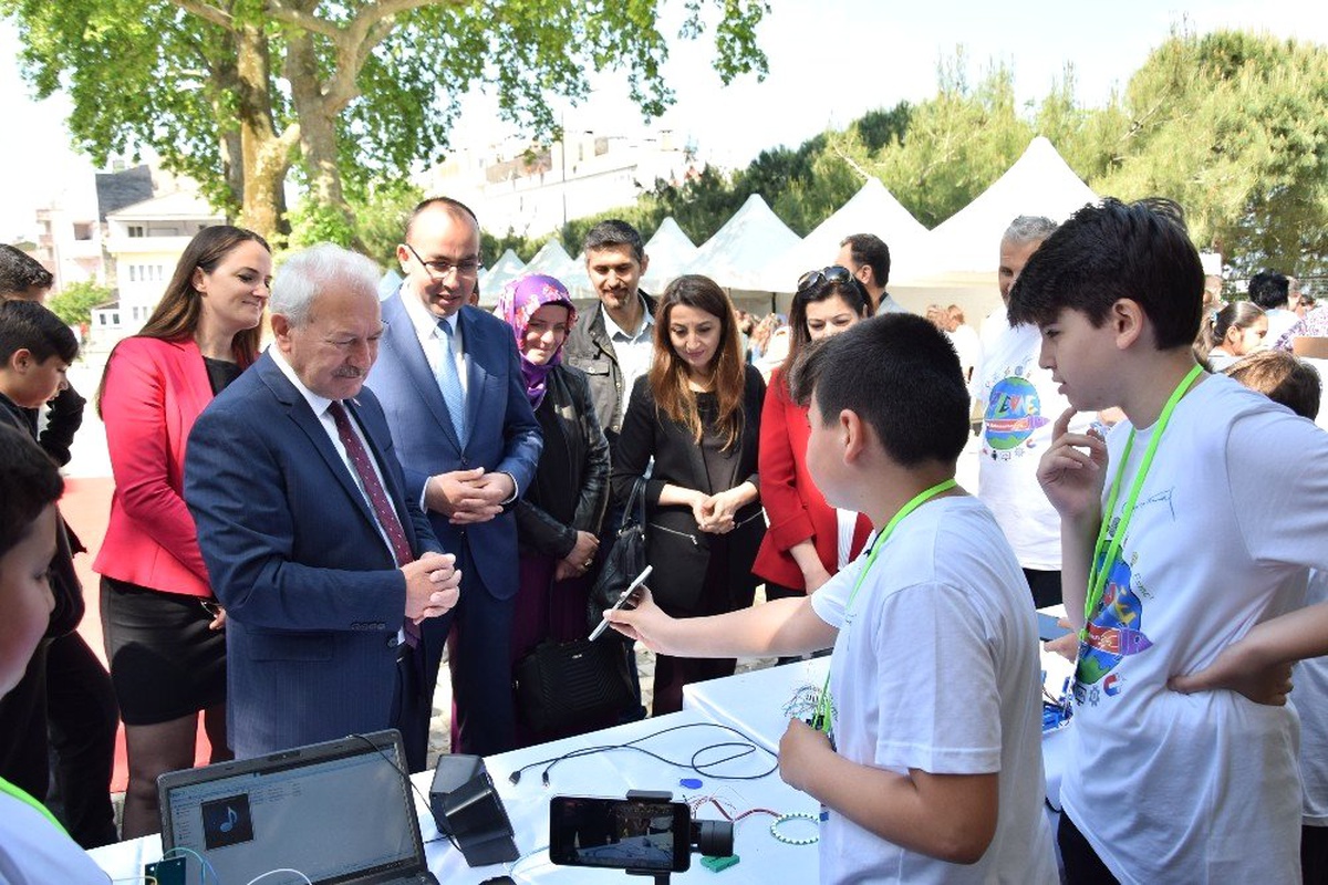 Lapseki Plevne Orta Okulunda Bilim Fuarı Sergisi Açıldı