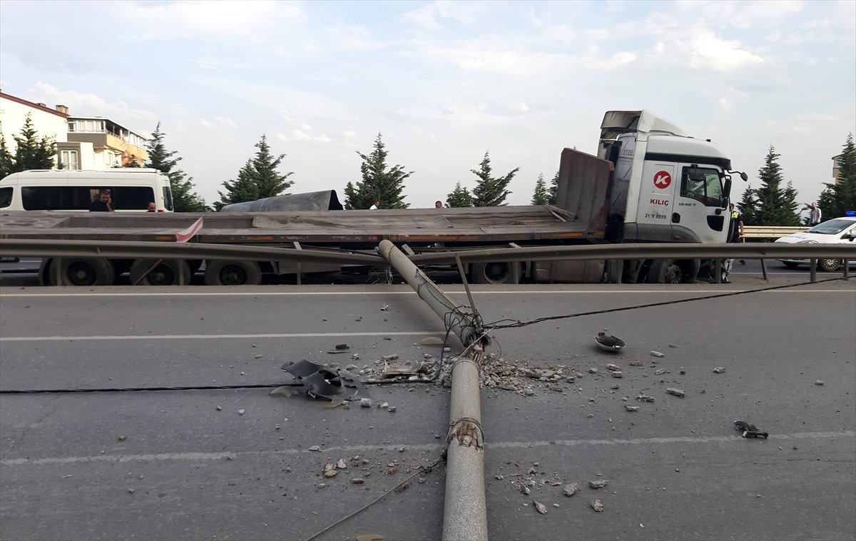 Lastiği Patlayan Tır Aydınlatma Direğine Çarptı