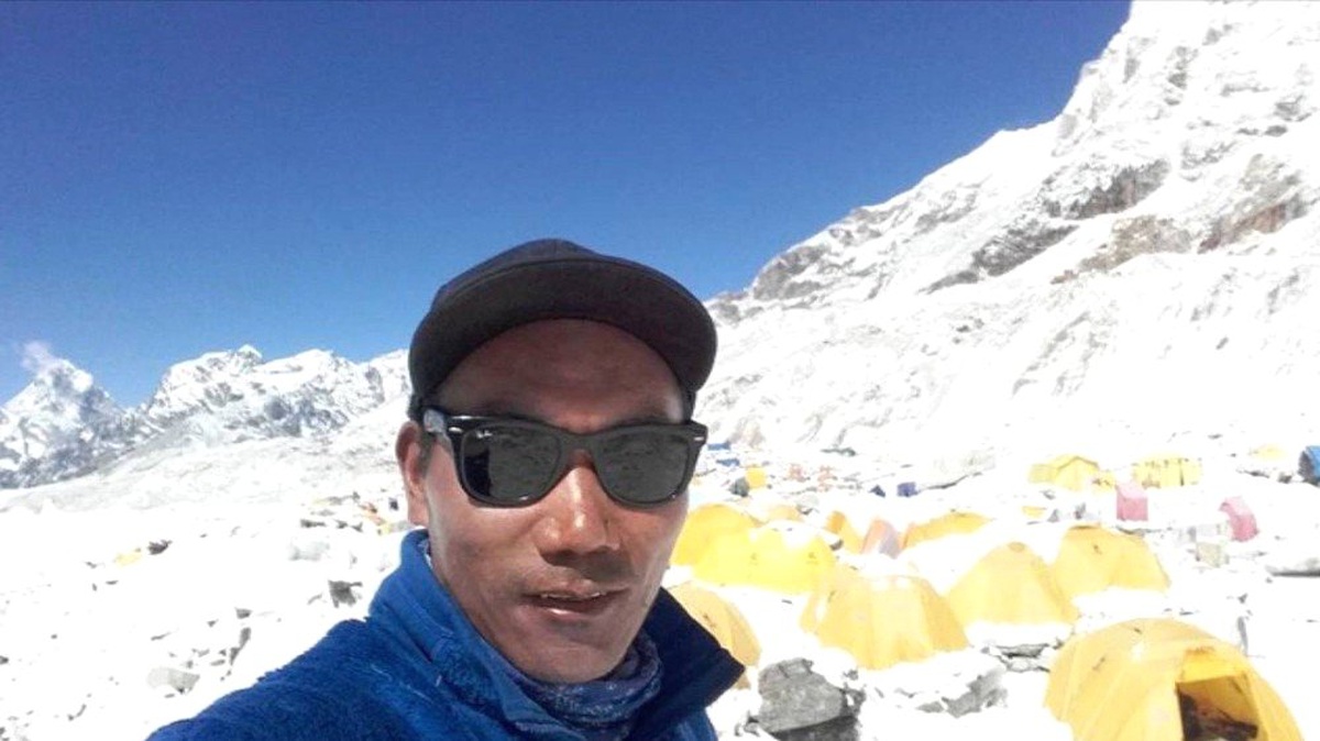 Nepalli Dağcı Yine Everest\'in Zirvesinde