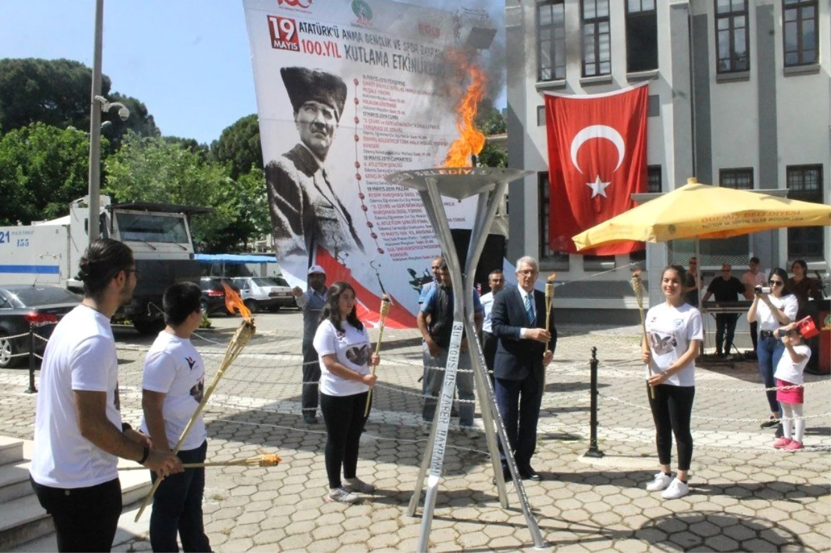 Ödemiş\'te 19 Mayıs Etkinlikleri Meşalenin Yakılmasıyla Başladı
