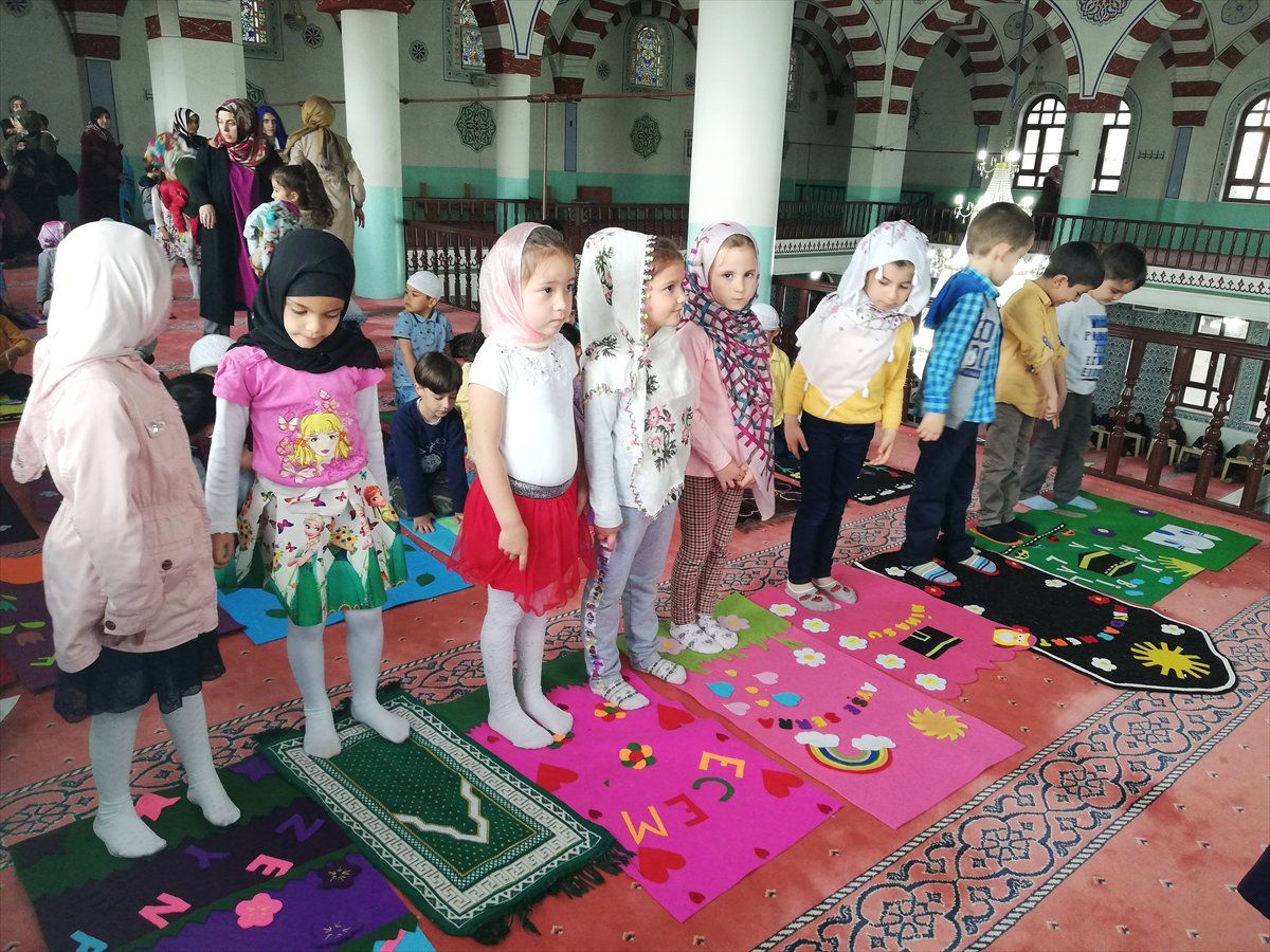 Öğrencilere Cami Adabı Hakkında Ders