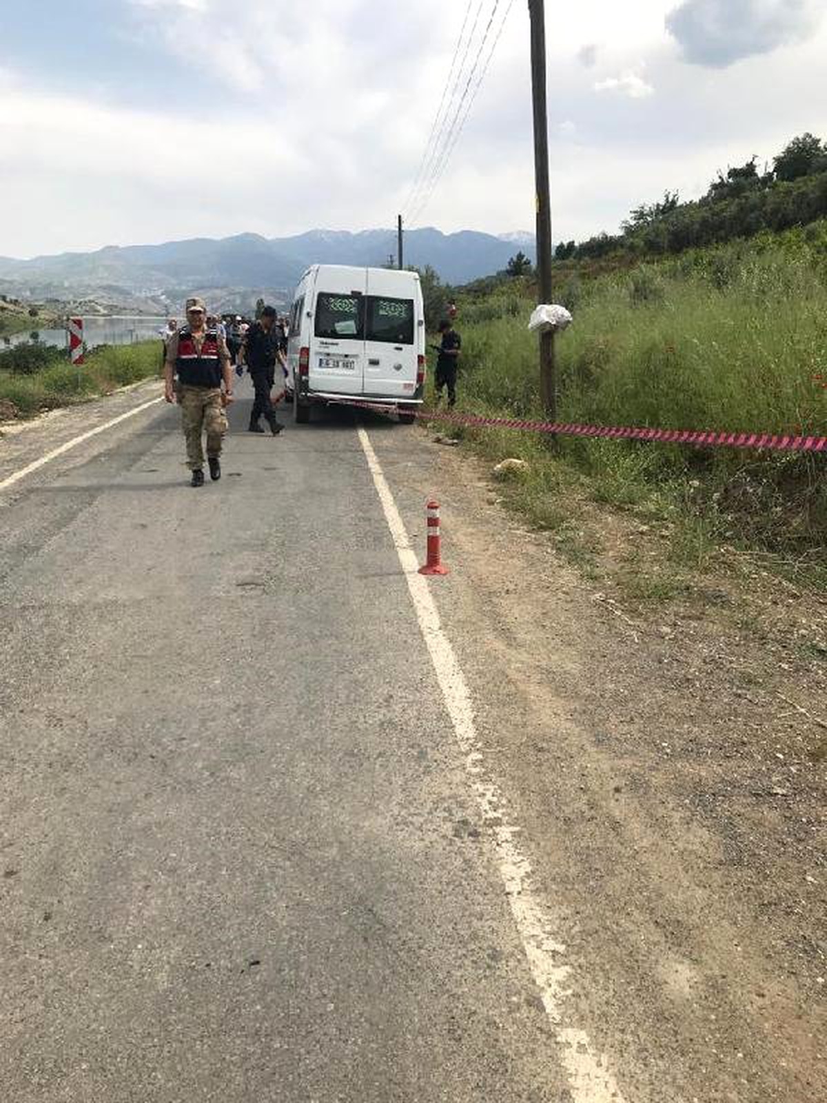 Okul Servisi, Elektrik Direğine Çarptı: 1 Ölü, 1 Yaralı
