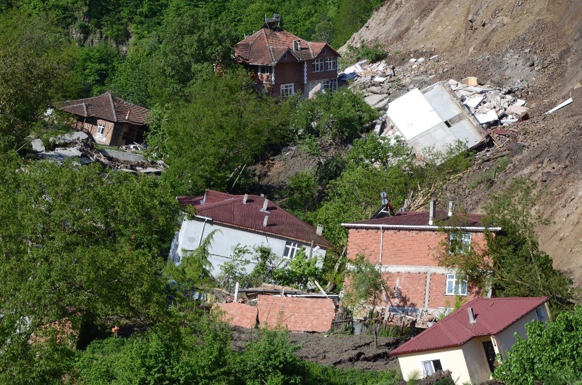 Ordu\'da Heyelan Bir Mahalleyi Yok Etti: 15 Ev Yıkıldı