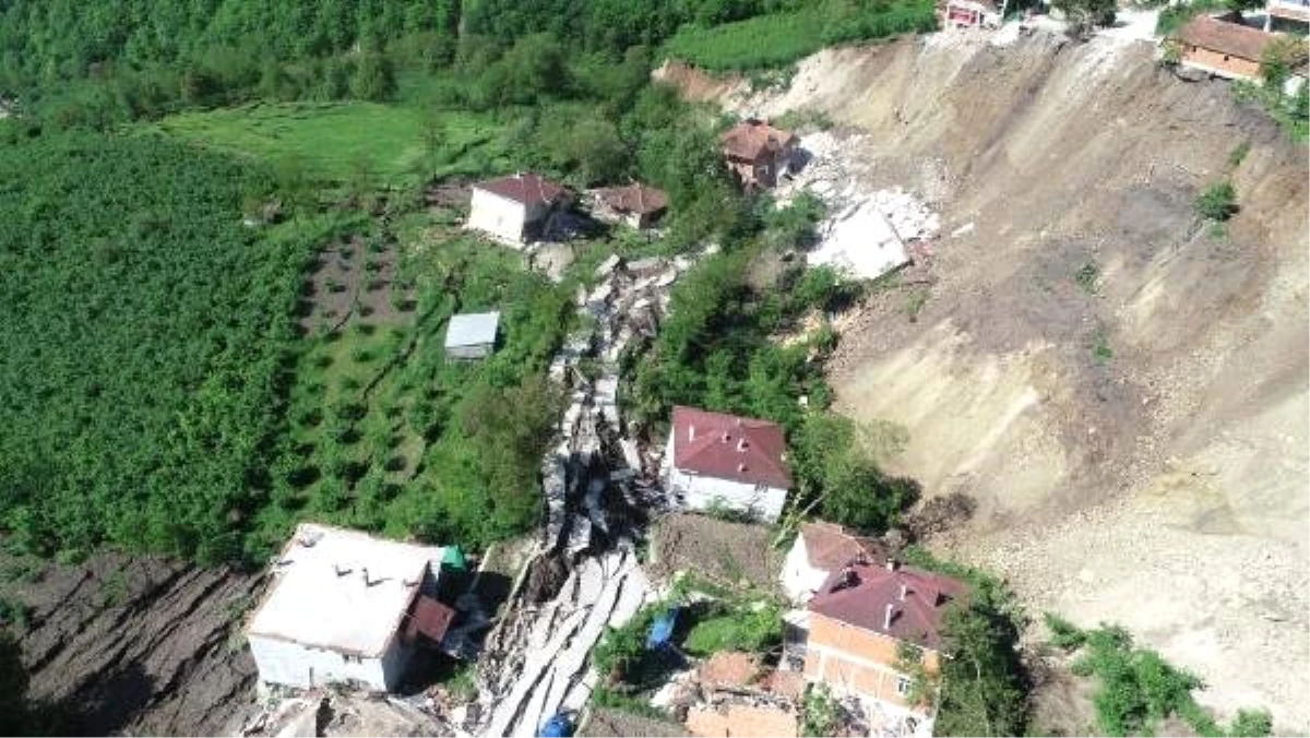 Ordu\'da Heyelanda 15 Binanın Çöktüğü Mahalleye Giriş Yasak