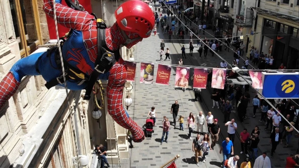 Örümcek Adamların İstiklal Caddesindeki Gösterisi İlgiyle İzlendi