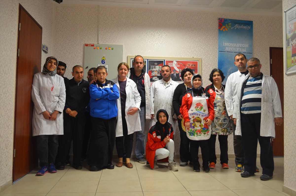 Otizmli Oğlundan Etkilenip Engellileri Sosyalleştiriyor