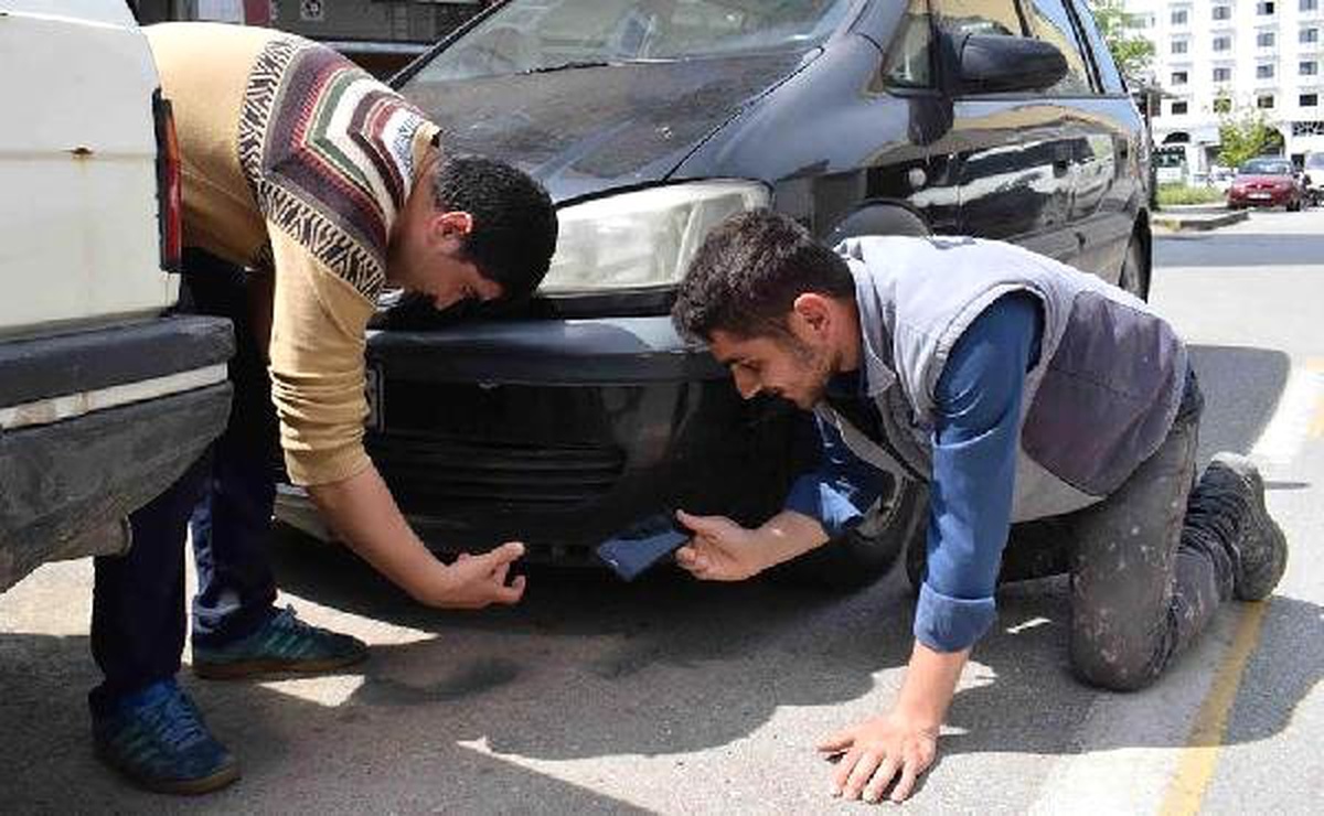 Otomobilin Motoruna Giren Kediyi, Kedi Sesi Dinleterek Çıkardılar