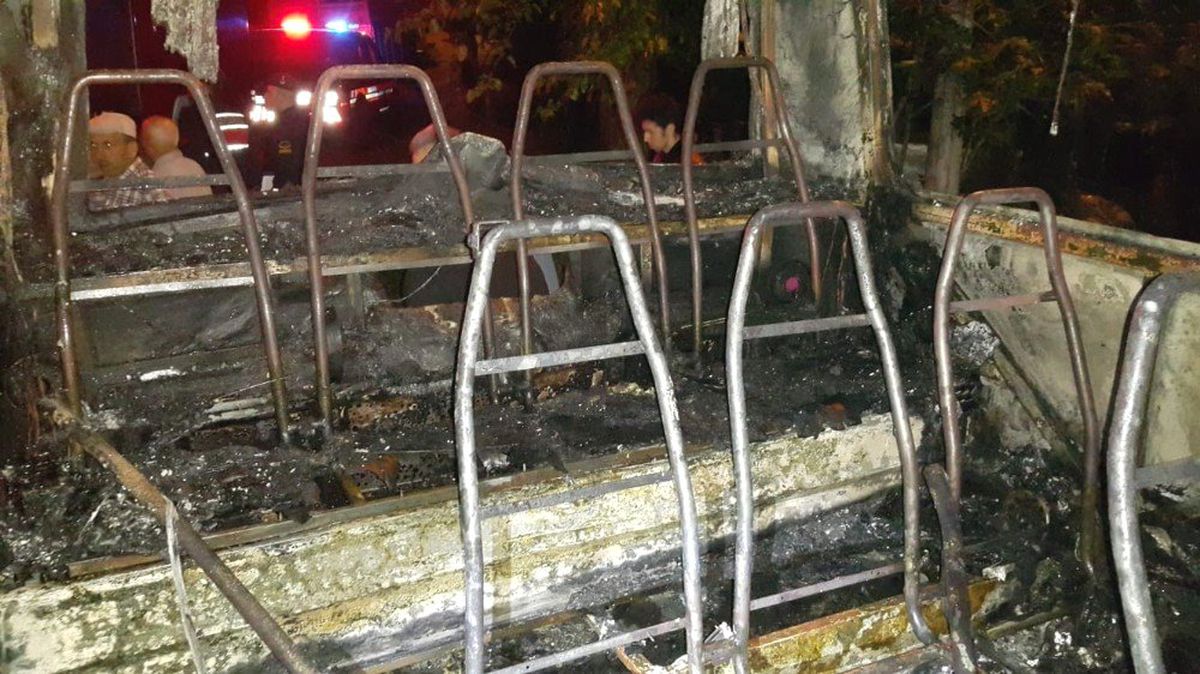 Park Halindeki Otobüs Alev Aldı