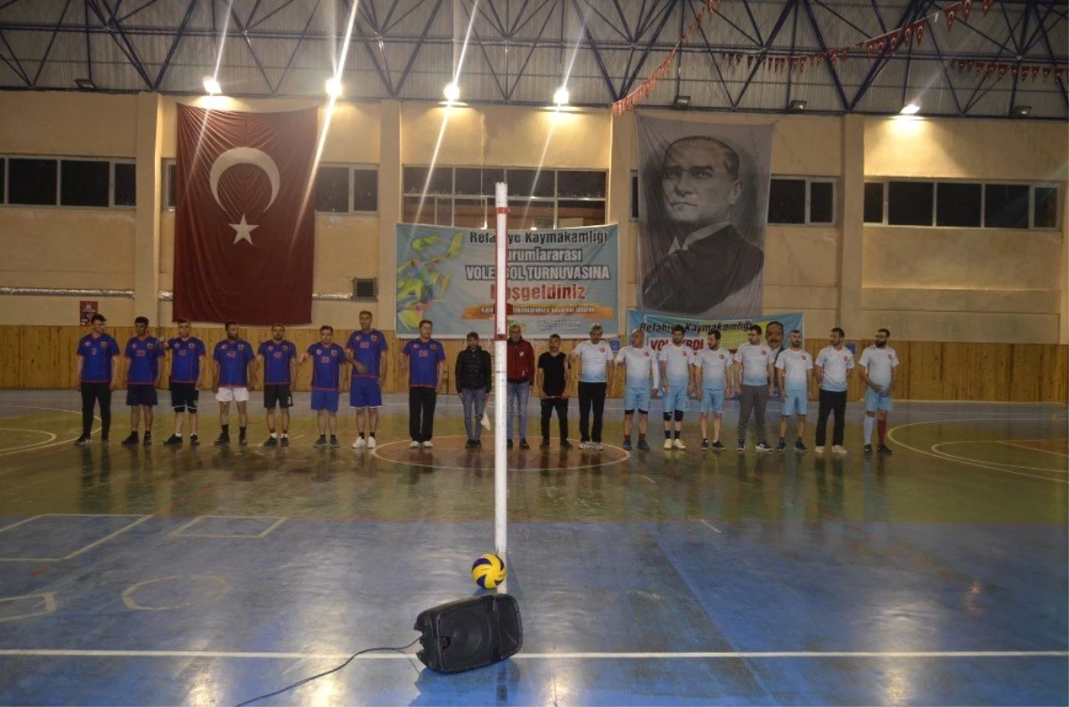 Refahiye\'de Kurumlar Arası Voleybol Turnuvası Yapıldı