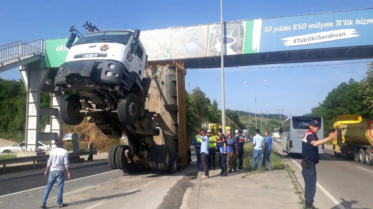 Sakarya\'da Damperi Açılan Kamyon Üst Geçitte Asılı Kaldı