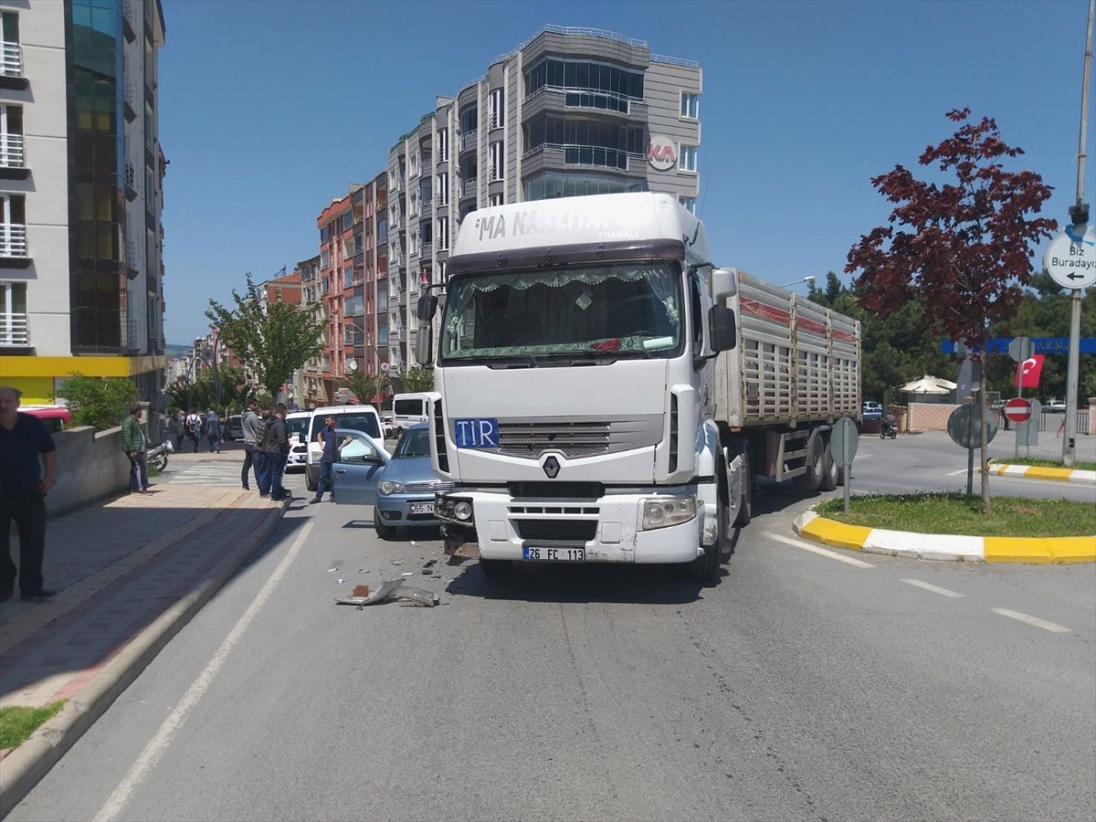 Samsun\'da Otomobille Tır Çarpıştı: 1 Yaralı