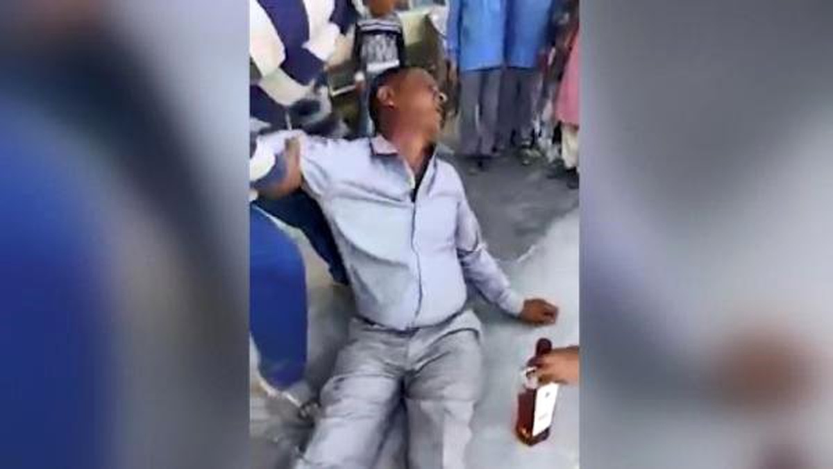 Sarhoş Öğretmen Sızdı, Öğrenciler Yanında Poz Verdi
