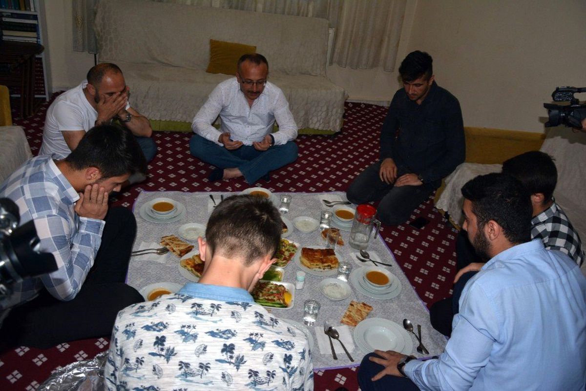 Siirt Valisi Atik, Öğrencilerin İftar Davetini Kırmadı
