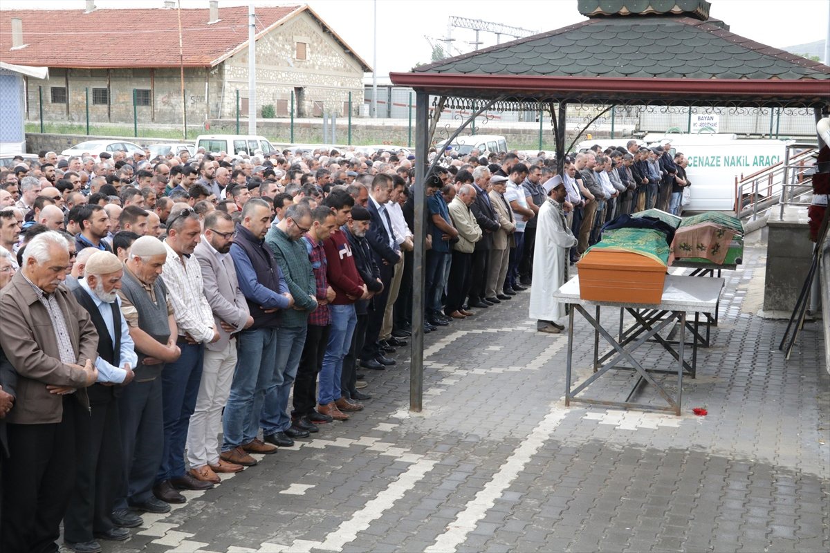 Siyanürlü Sıvı ile Ölen Anne ve Babanın Cenazeleri Defnedildi
