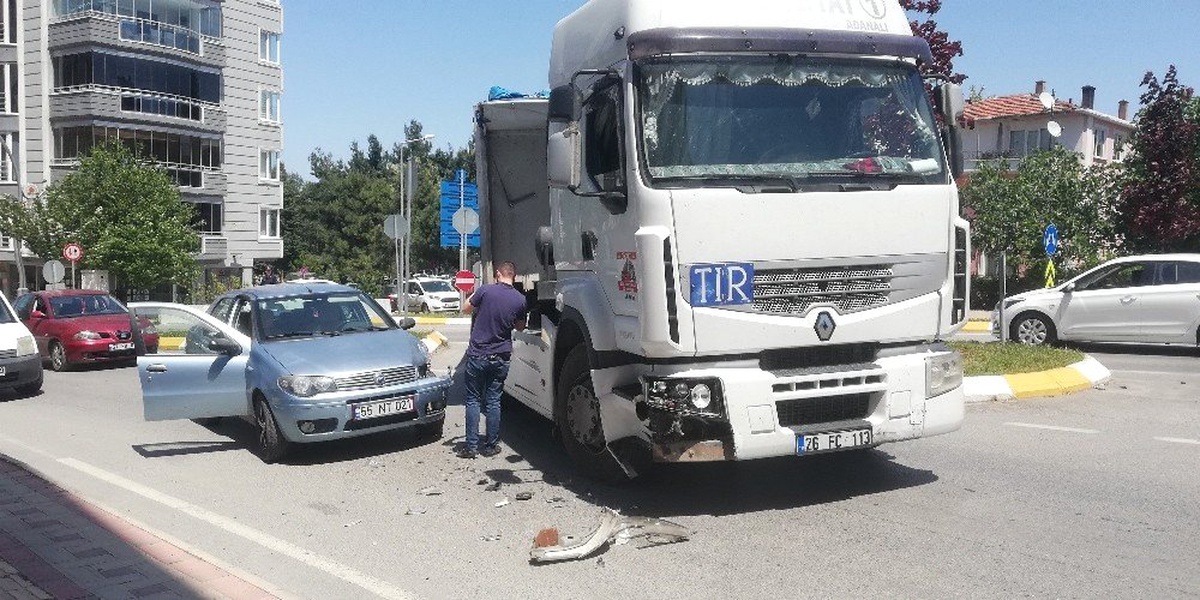 Tır ile Otomobil Çarpıştı: 1 Yaralı