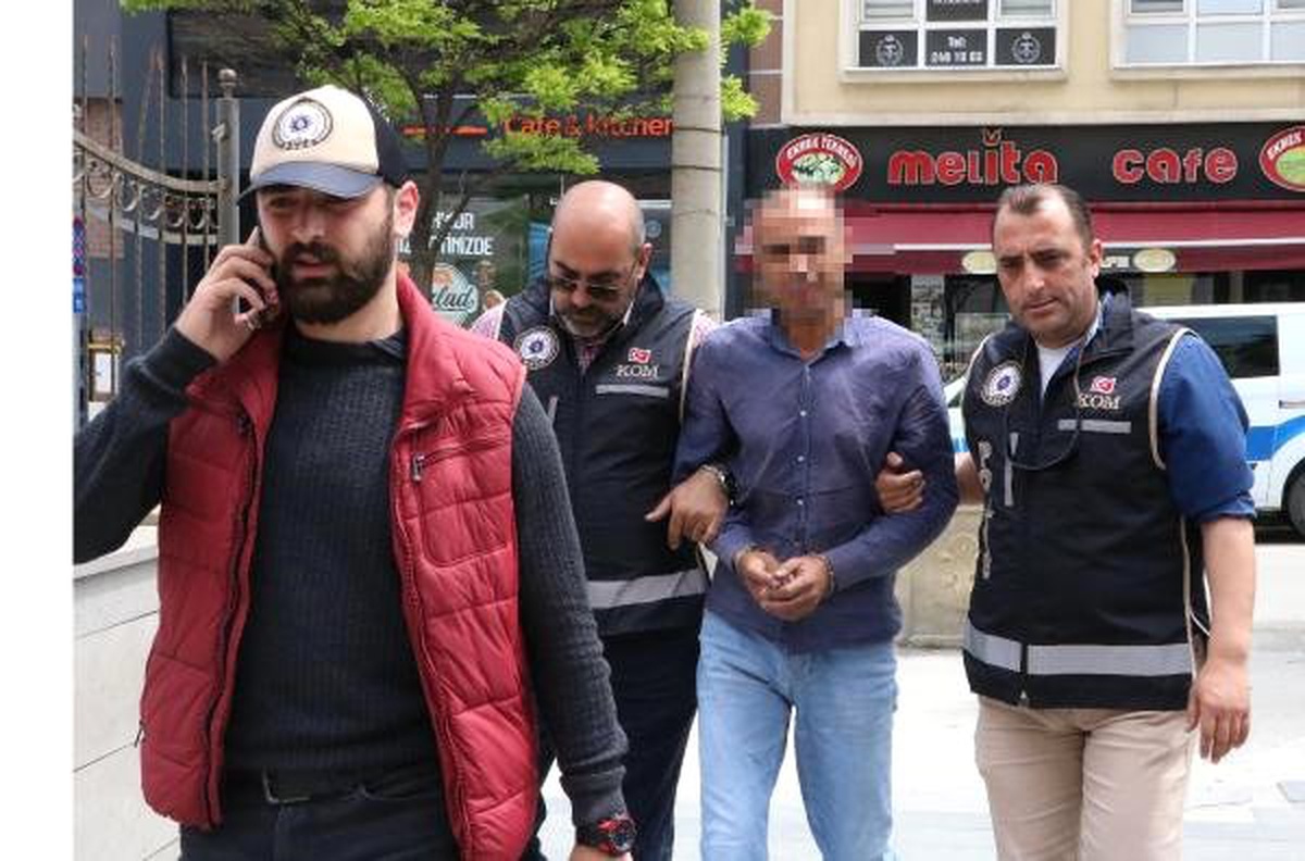 Tır\'ın Gizli Bölgelerinden 13 Bin 300 Paket Kaçak Sigara Çıktı