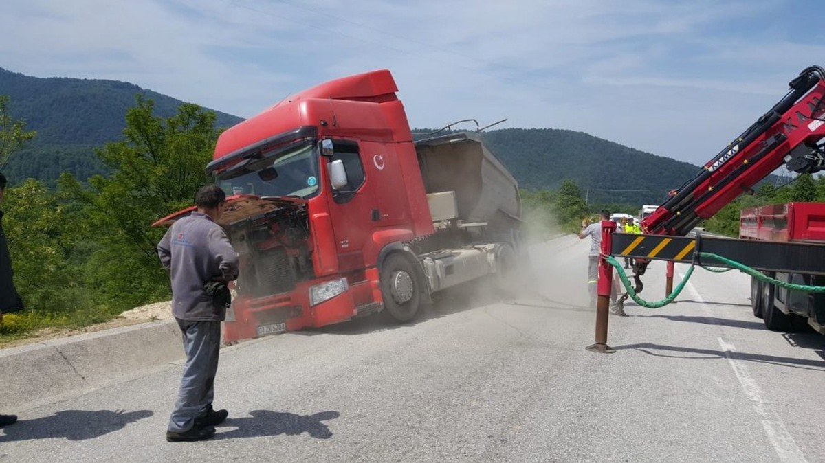 Tır Uçurama Yuvarlanmaktan Son Anda Kurtuldu