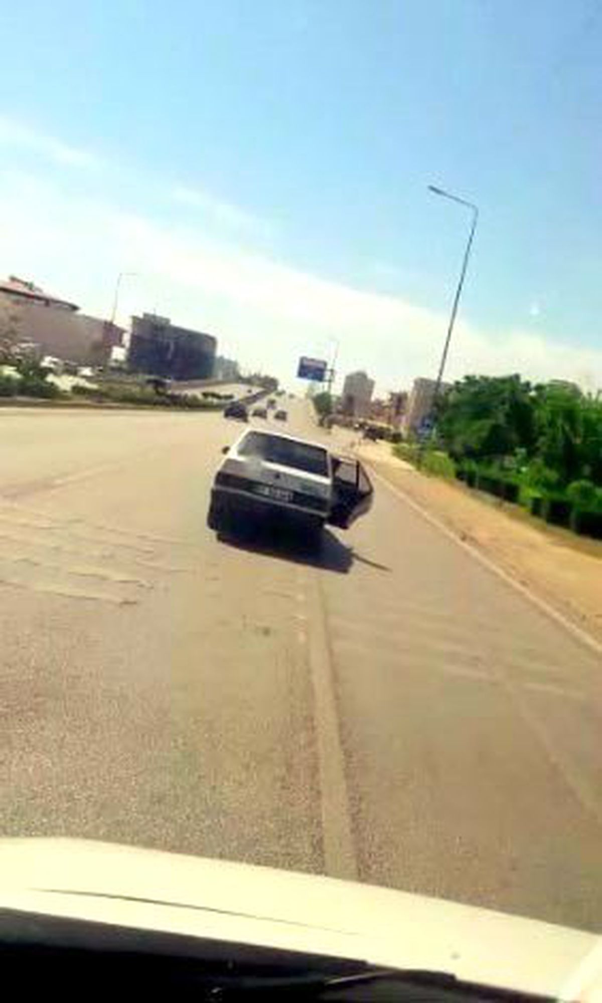 Trafikte Cam Yerine Arka Kapıyı Açarak Serinledi