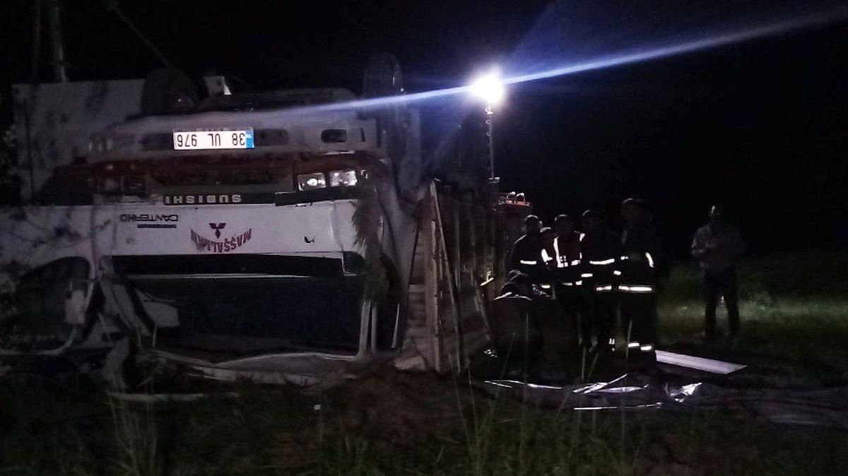 Van\'da Mültecileri Taşıyan Kamyon Devrildi: Çok Sayıda Ölü ve Yaralı Var