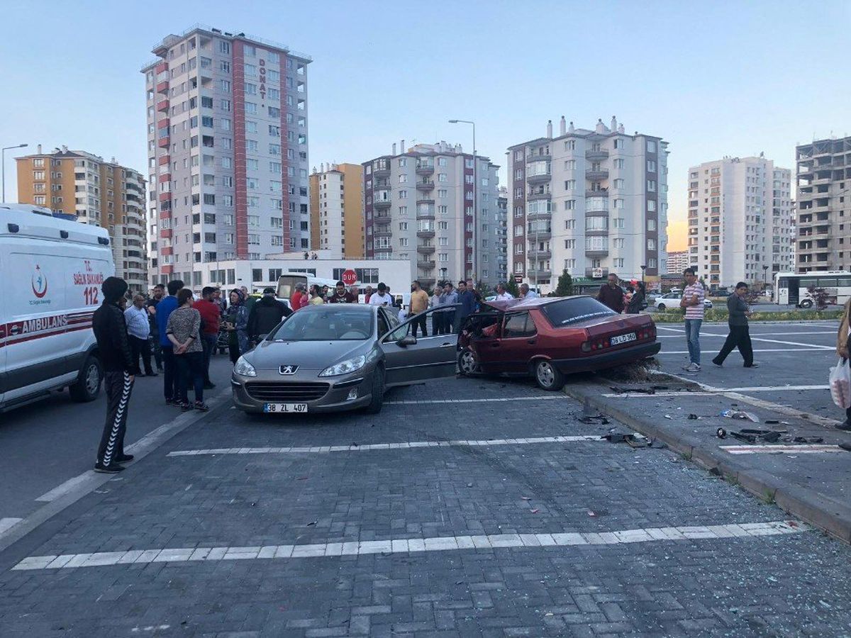 Yakut Mahallesi\'nde Trafik Kazası: 3 Yaralı