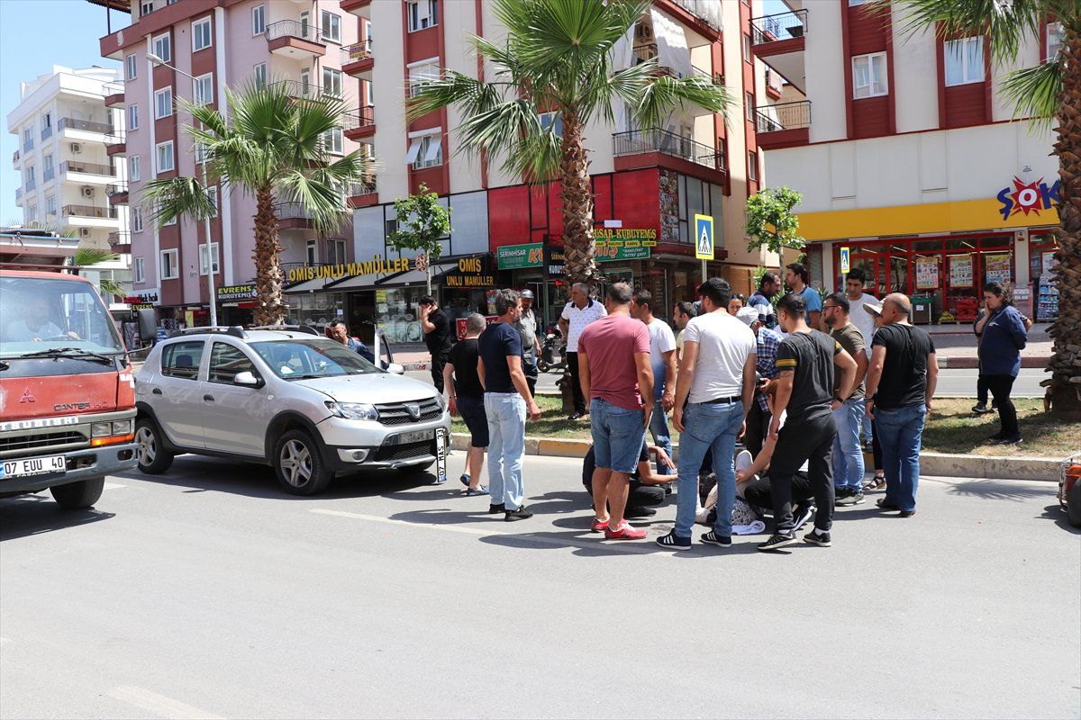 Yaralı Kadını Sıcaktan Şemsiyeyle Korudular