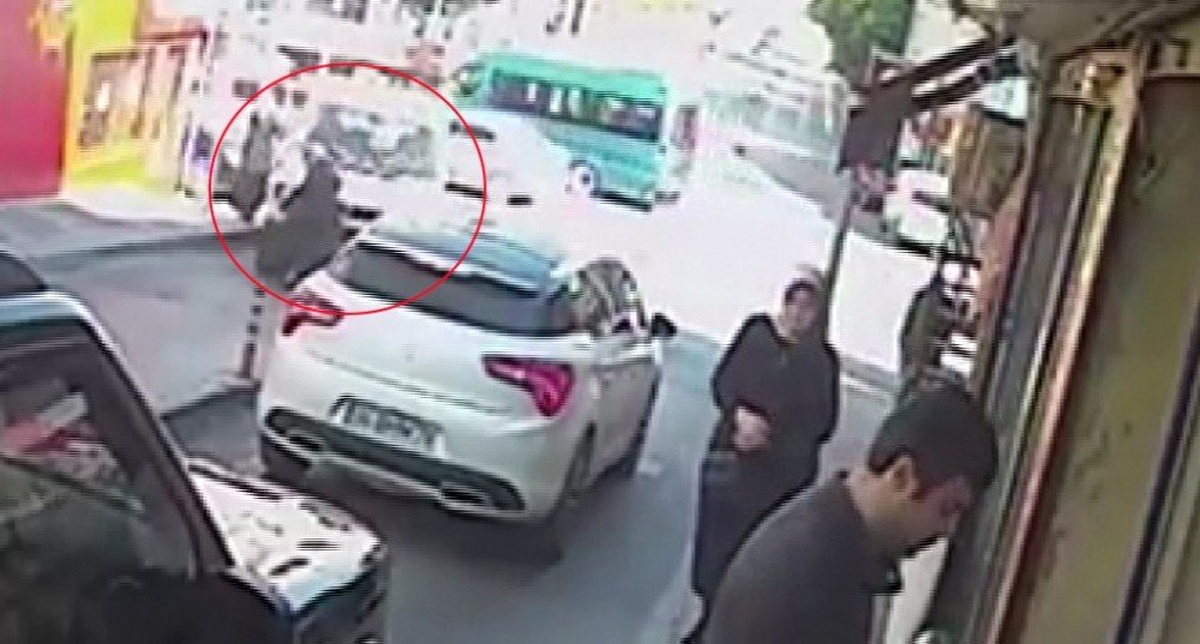 Yaşlı Kadının Kamyonetin Altında Metrelerce Sürüklendiği Kaza Kamerada