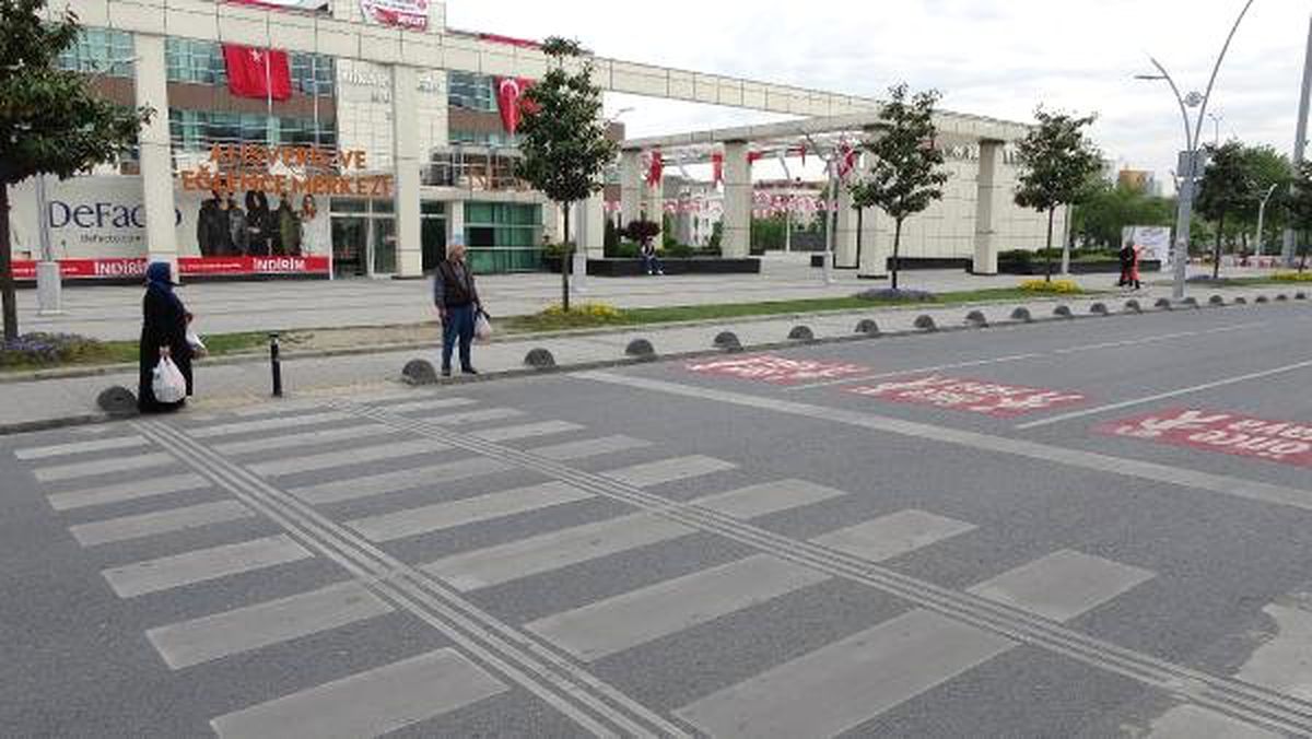 Yayalara Tanınan Önceliğe Sürücüler Alışamadı