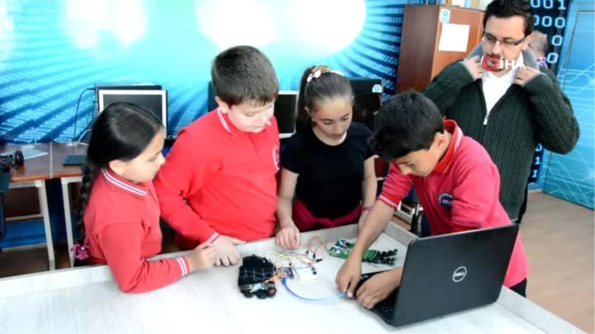 Yayla Okulunun Öğrencileri Robot El Yaptı