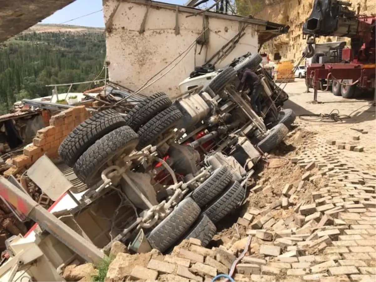 Yol Çöktü, Beton Mikseri Kullanılmayan Evin Üzerine Devrildi