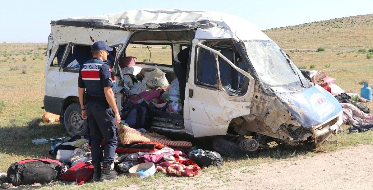 Aksaray\'da Tarım İşçilerini Taşıyan Minibüs Devrildi: 13 Yaralı