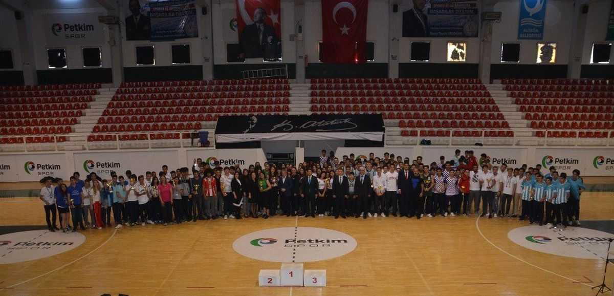 Aliağa\'da 19 Mayıs Ödülleri Sahiplerini Buldu