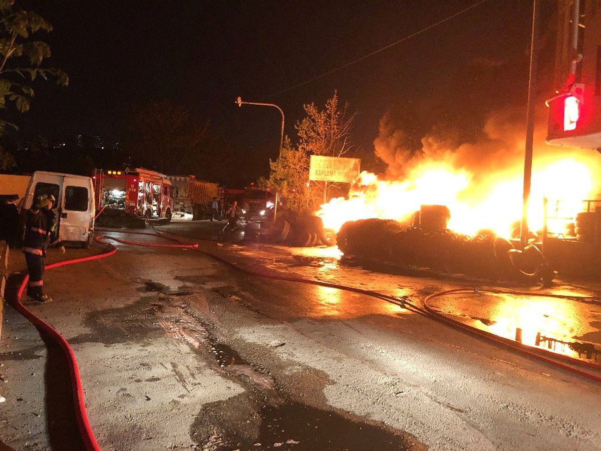 Ankara\'da Lastikçiler Sitesinde Yangın: 4 Dükkan Kül Oldu