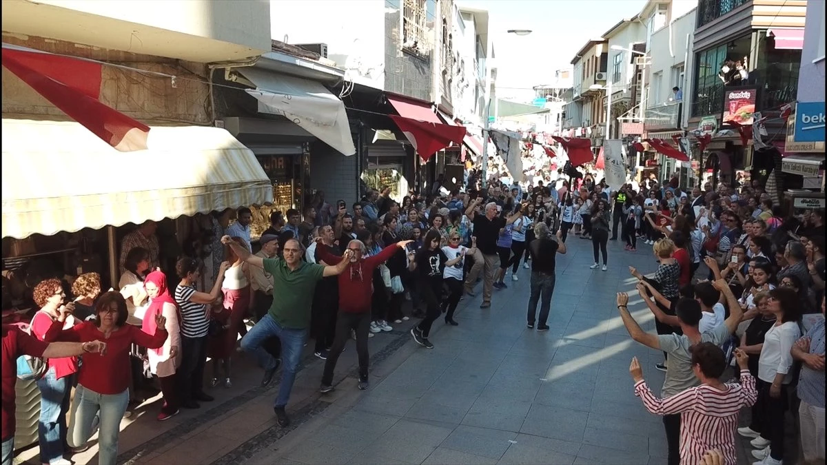 Ayvalık\'ta 100 Kursiyer Sokakta "Harmandalı" Oynadı