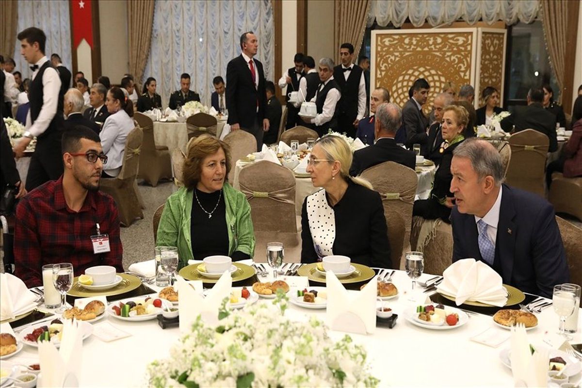 Bakan Akar Gaziler ve Aileleriyle İftarda Buluştu