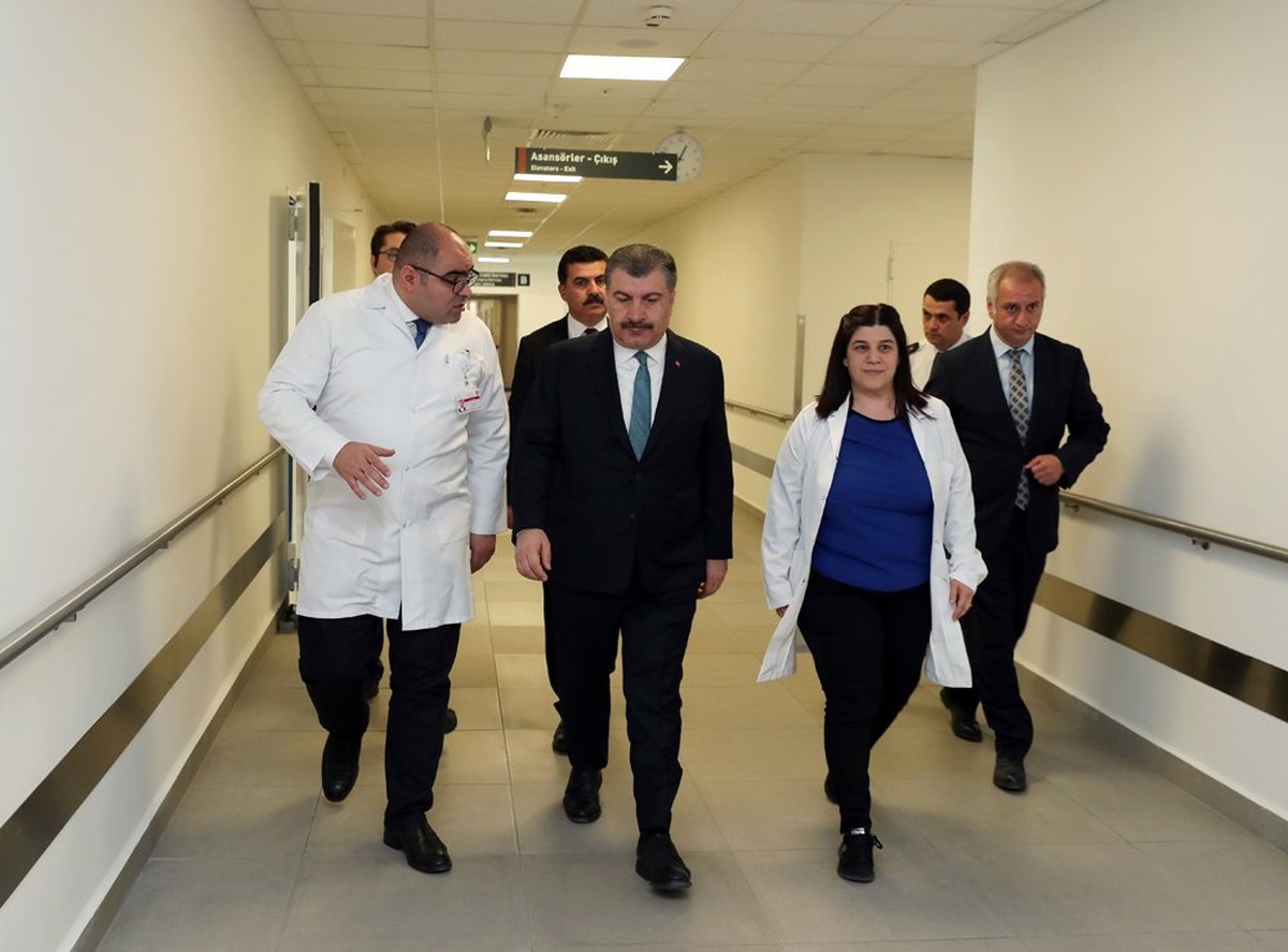 Bakan Koca Yüzüne Kezzap Atılan Berfin\'i Ziyaret Etti