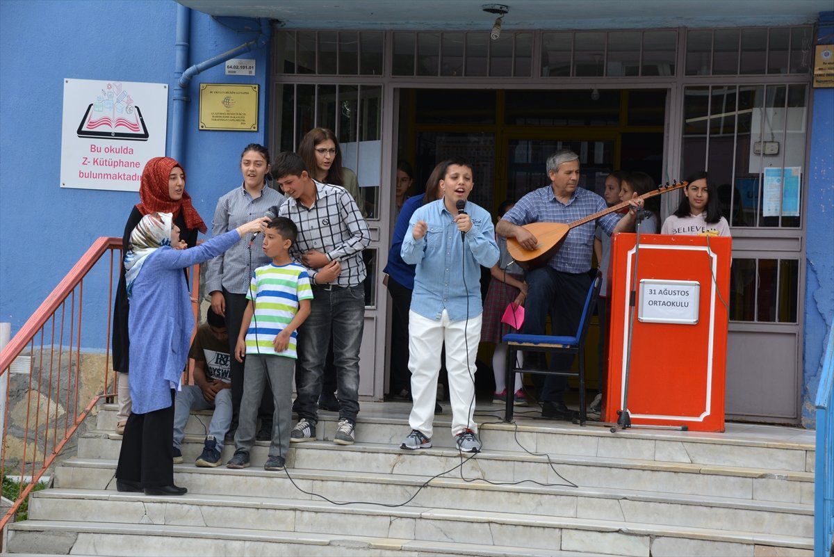 Banaz\'da Engelli Öğrencilerin Mezuniyet Sevinci