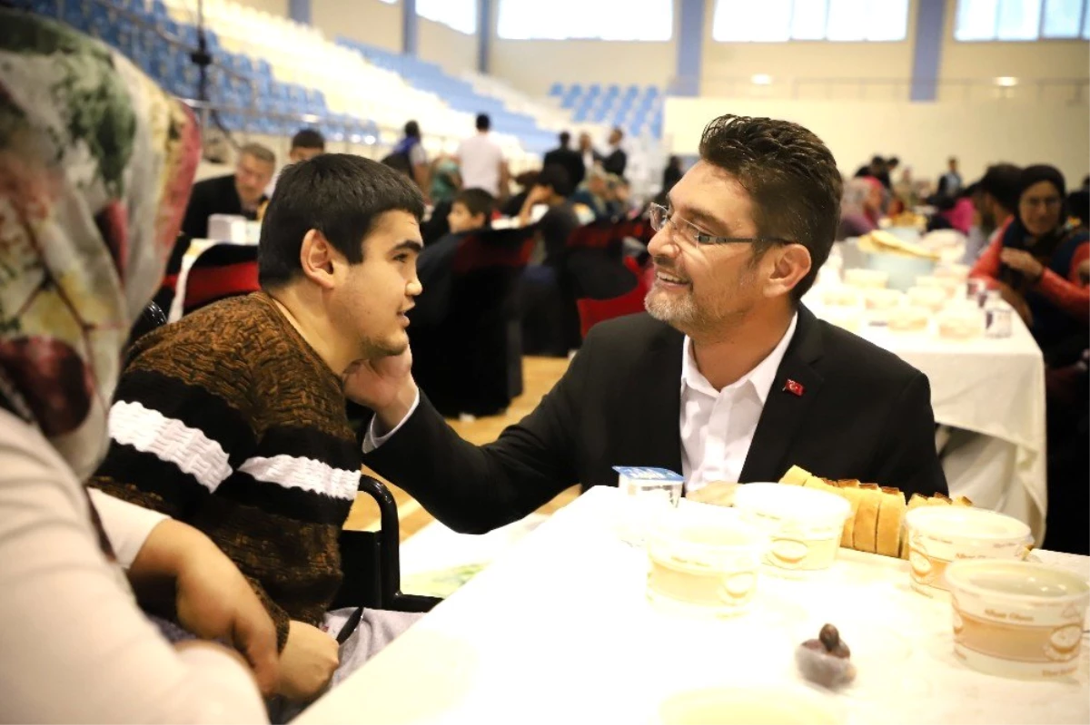 Başkan İşlek, İftar Yemeğinde Engelli Vatandaşlarla Bir Araya Geldi