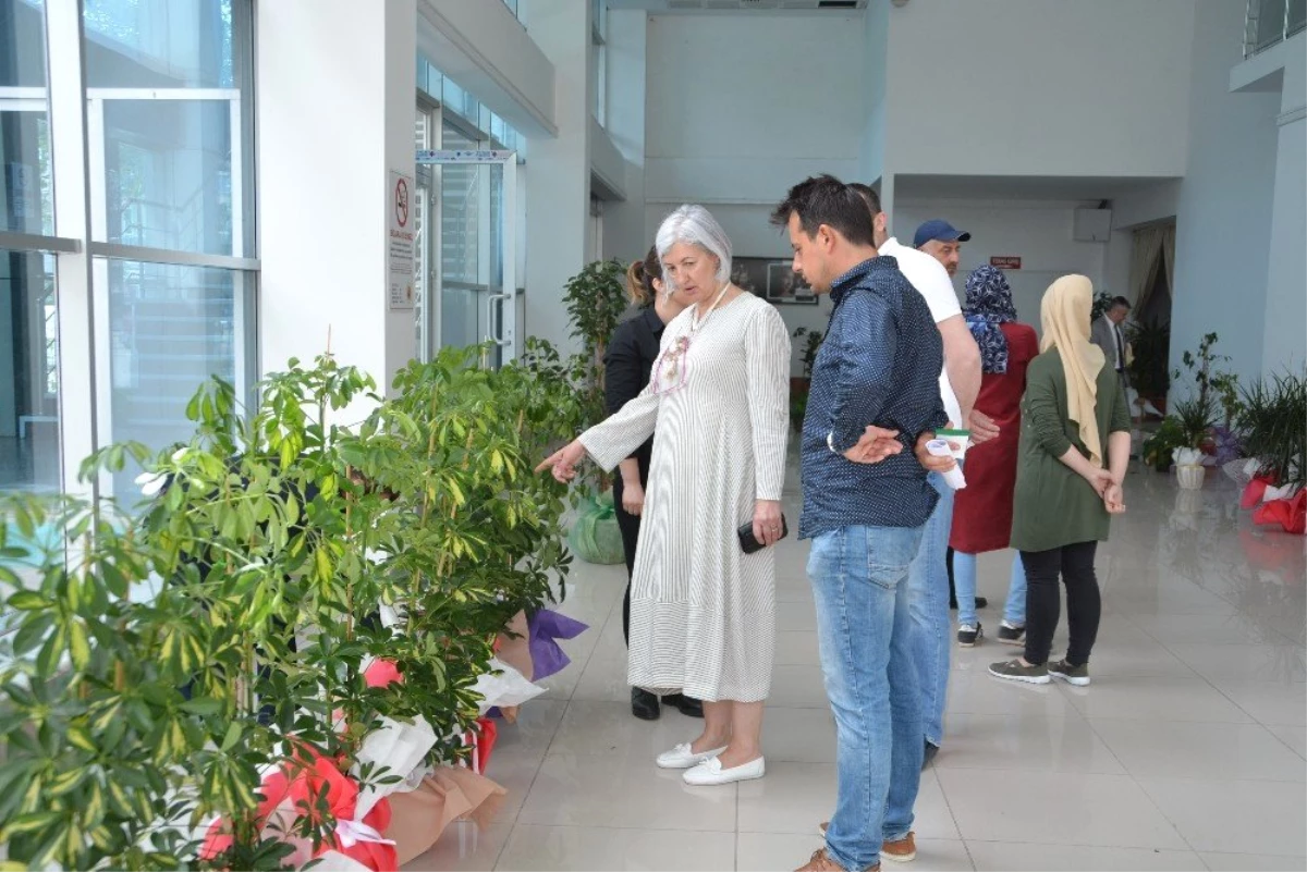 Belediye Başkanına Gelen Çiçekler Satıldı