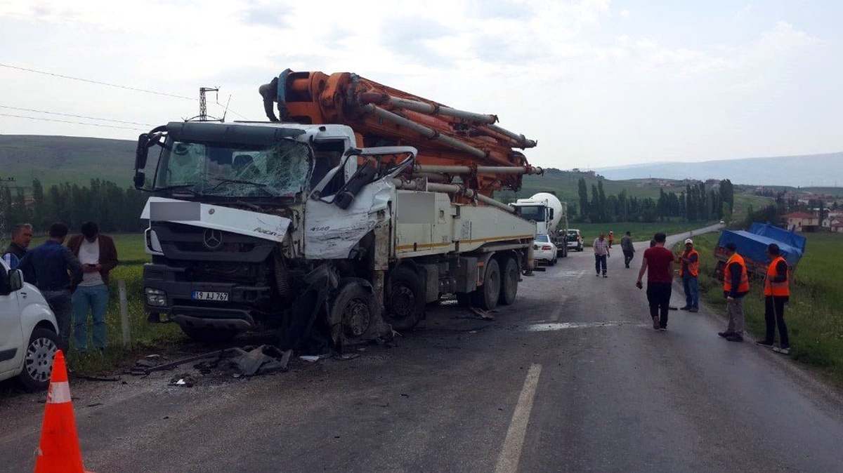 Beton Mikseri ve Kamyon Çarpıştı: 2 Yaralı
