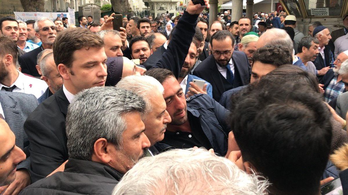 Binali Yıldırım, Cuma Namazını Eyüpsultan Camii\'nde Kıldı