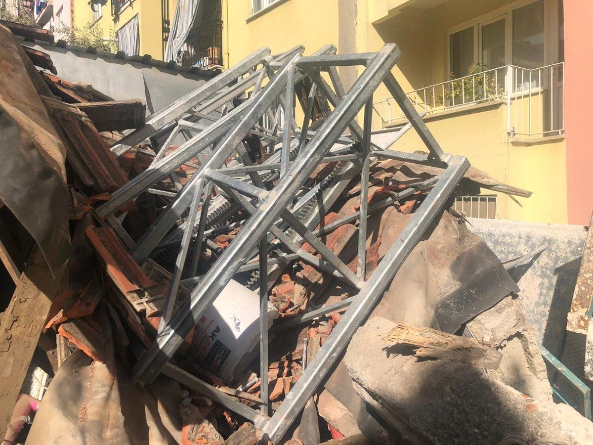 Boya Yapmak İçin Kurulan İskele Çöktü, 2 İşçi Yaralandı