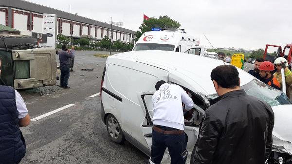 Çatalca\'da Çekiciyle Araç Çarpıştı: 1\'i Ağır 2 Yaralı