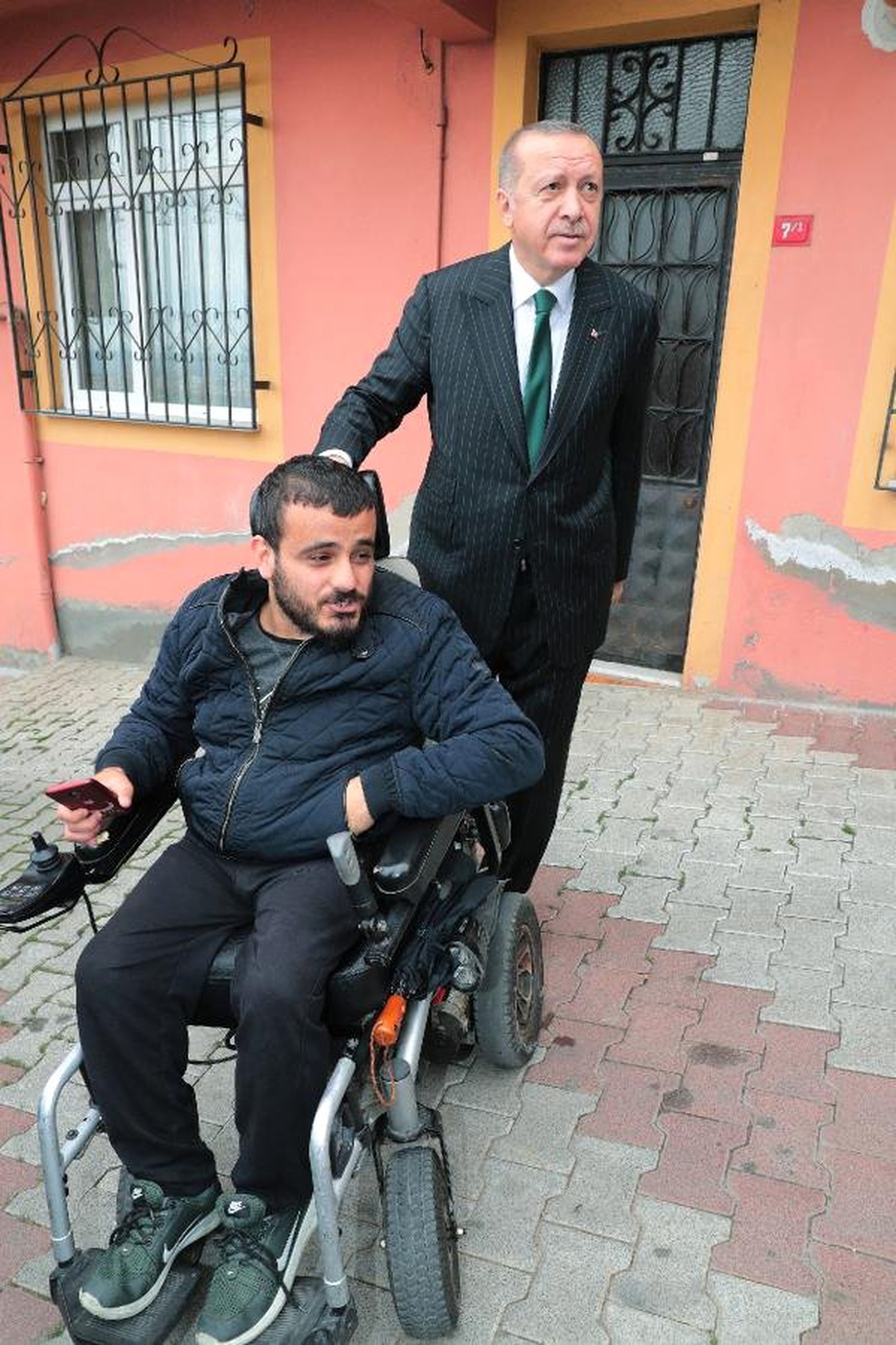 Cumhurbaşkanı Erdoğan Cuma Namazı Çıkışı Vatandaşlarla Sohbet Etti